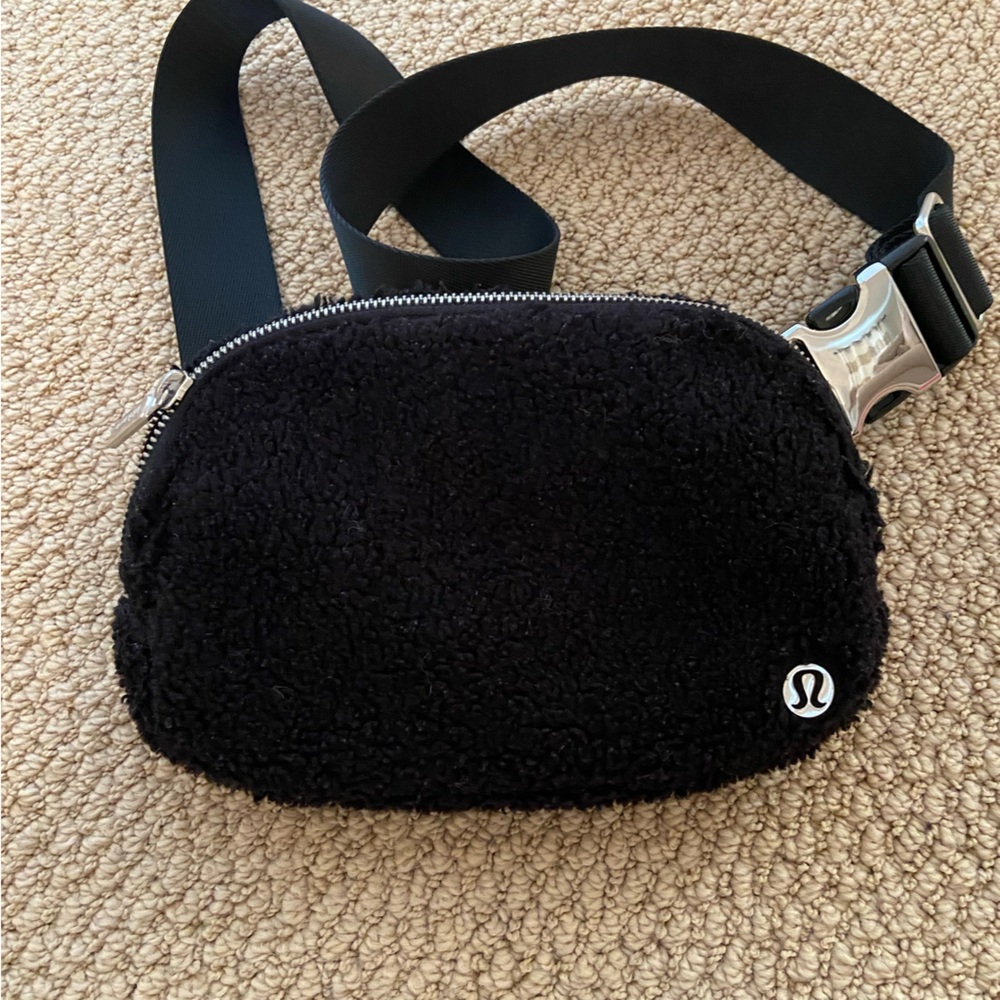 Lululemon Everywhere black Belt Bag Fleece EUC silver hardware